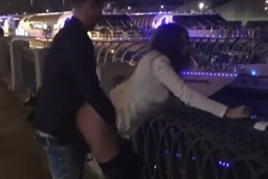 Девушка сняла как ее подругу трахают на набережной в центре Москвы
